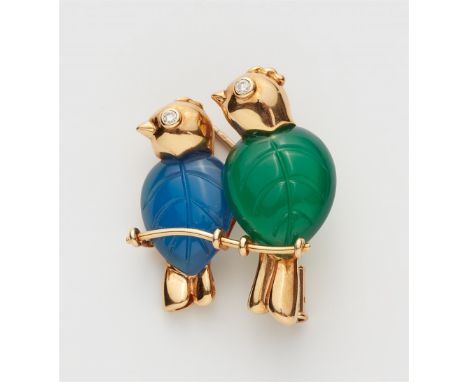 Novelty-Brosche mit Spatzen18 kt Gelbgold. Auf einem Zweig sitzendes Vogelpaar. Das Gefieder aus geschnitztem blauem und grün