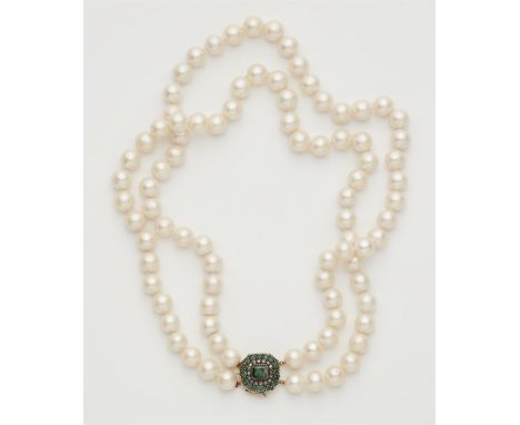 Perlencollier mit alter Smaragdschließe18 kt Gelbgold. Zweireihig, aus 44 bzw. 45 gleichmäßigen crèmefarbenen Zuchtperlen (⌀ 