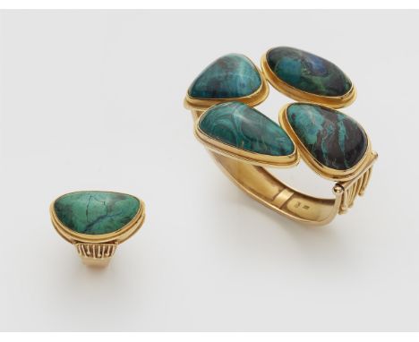 Demiparure mit Malachit-Azurit18 kt Gelbgold. Bestehend aus Armreif und Ring. Der massive geschmiedete Spangen-Armreif mit ge