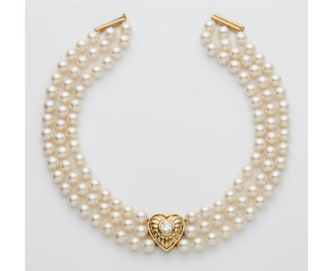 Perlencollier mit Diamantsolitär18 kt Gelbgold. Dreireihiges Halsband aus 114 leicht barocken Zuchtperlen (⌀ ca. 9 mm) mit st