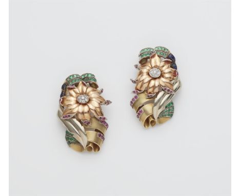 Paar Retro-Doppelclip-Broschen14 kt Gold. Plastische gegenständige Volutenmotive in dreifarbigem Gold mit naturalistischen So