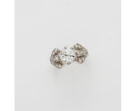 Retro-Ring mit Diamantsolitär ca. 2,50 ct14 kt Weißgold. Ausgestellte und gewölbte Schultern mit Altschliffdiamant-Besatz (zu