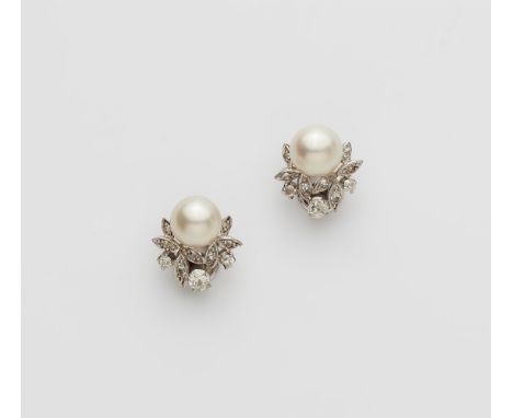 Paar Perl-Ohrclips mit Diamanten18 kt Weißgold. Floral gefasst mit Diamanten im Alt- und Achtkant-Schliff (zwei Altschliff-Di