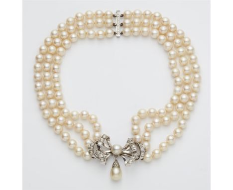 Perlencollier mit Diamantschleife18 kt Weißgold. Halsband aus drei Reihen gleichmäßiger Zuchtperlen (Durchmesser 8,4 - 8,8 mm