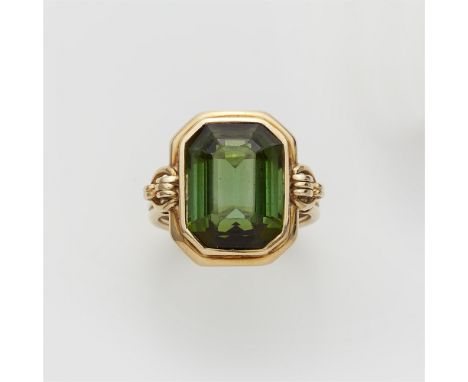 Ring mit grünem Turmalin14 kt Gelbgold. Schiene und oktogonaler Ringkopf profiliert. Gefasst mit einem flaschengrünen Verdeli