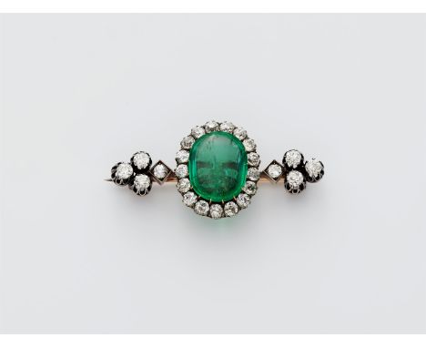 Belle Époque-Brosche mit Smaragd14 kt Gelbgold. Stabform, die Endungen vierpassförmig gefasst mit acht Altschliff-Diamanten (