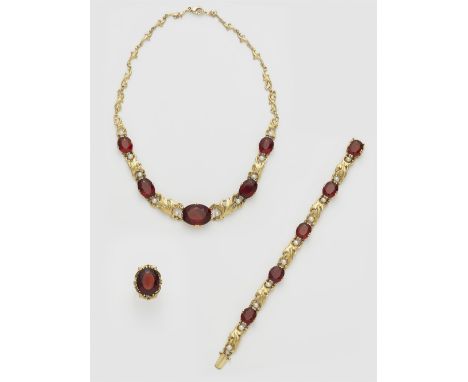 Demi-Parure mit Madeira-Citrinen14 kt Gelbgold. Bestehend aus einem Collier, einem Armband und einem Ring mit ziseliertem Veg