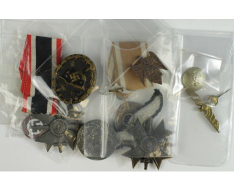 German WW2 items inc medals, pin badges, button, cloth, etc  (13 items)