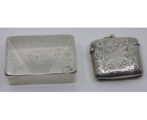 Silver vesta case and a white metal snuff box (2)