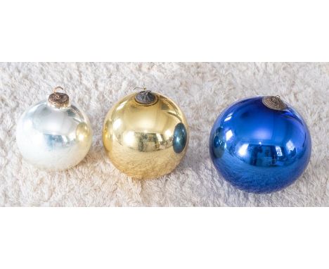 Three large glass baubles in graduated sizes (3)Please note this item is at an offsite location, buyers will be notified of t