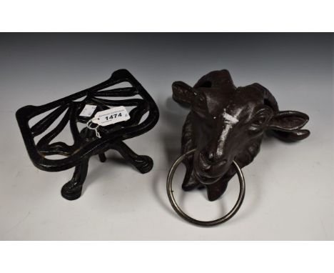 A novelty cast iron rams head door knocker; a Justryte cast iron trivet, reg.758704-72 (2)