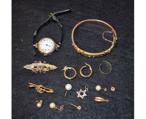 A late Victorian 9ct gold hinged bangle; a brooch; another, approx. 15g gross; other costume jewellery; quantity