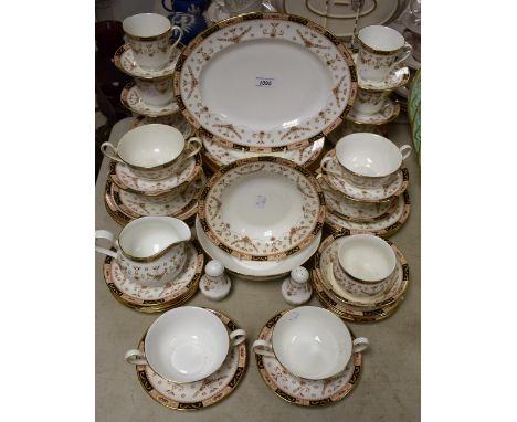 Ceramics - an Elizabethan Olde England pattern dinner service comprising dinner plates, dessert plates, side plates, soup bow