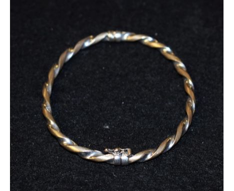 A 9ct gold two tone white and yellow twisting hinge bangle, stamped 375, 5g 