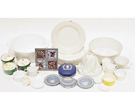 Assorted ceramics&nbsp;to include fish plates with fish and scallopshell decoration to the rim, a cream and gilt comport, ano