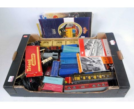 Tray of mixed model railway items ex-model makers workshop, 16 Hornby Dublo D1 and SD6 wagons noted (G-BG), 4 Track Master wa