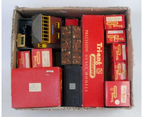 Mixed collection of Triang and Hornby items including boxed R253 red dock shunter (G-BG) 3 medium length Pullman Cars R228 "R