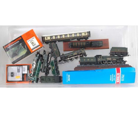 Tray containing mixed 00 gauge items Hornby "Sir Dinadan" class L1, "Kneller Hall" engines and tenders, panniers tank engine,