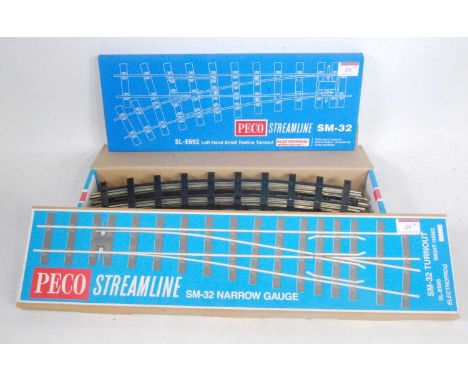 Peco SM32 2-rail track - 6 std curves ST-605; 1x SL-E692 L/H small radius turnout; 1x SL-E695, R/H Electrofrog turnout, all a