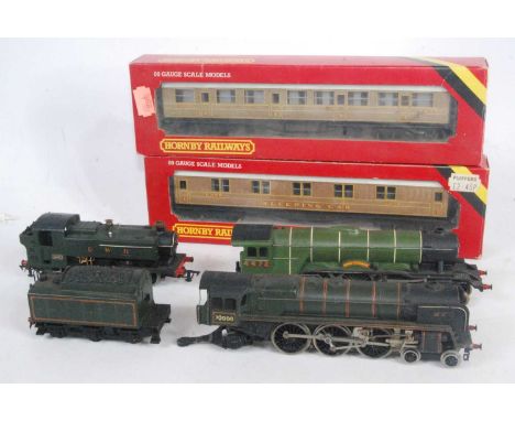 Mixed model railways Hornby R445 and R448 first series Gresley teak finish coaches (G-BG) "Flying Scotsman" LNER green locomo