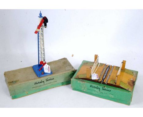 1933-8 Hornby No. 2E signal Home, lighter blue base, ladder and finial, red lever. Original lamp (E) box base (BG) lid (BP) w
