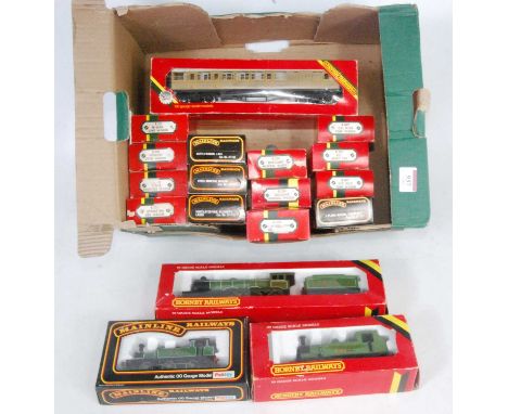 Mixed boxed selection Hornby LNER green R866 class B12 engine and tender, 3 Gresley teak first series coaches, R252 LNER gree