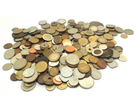 Tray of mixed world coins including some silver. P&amp;P Group 1 (£14+VAT for the first lot and £1+VAT for subsequent lots) 