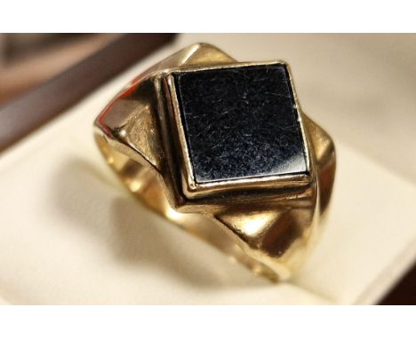 9ct Gold &amp; Black Onyx Gents Dress Ring, size R &amp; 8.65g