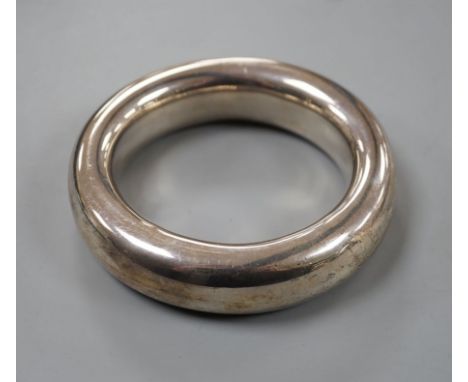 A modern Italian Peretti Tiffany &amp; Co silver bangle, interior diameter 65mm, 86 grams.