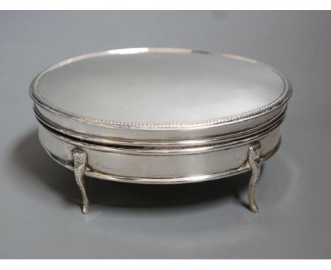 A George V silver oval trinket box, E.S. Barnsley &amp; Co, Birmingham, 1918, 14.6cm.