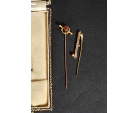 A yellow metal marked ' 9ct gold ' and ruby colour stone inset ladies hat / hair pin, along with a 9ct gold tie pin. Weight 1