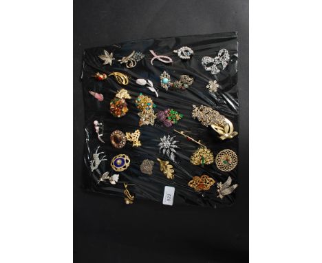 A good collection  of costume jewellery brooches to include paste stone, diamonte, animals, pearl set and many others ( 30 +,