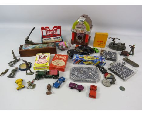 Mixed lot of vintage toys and games including a tin wind up rabbit.