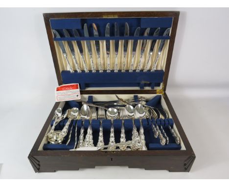 Vintage Oneida cutlery set in wooden case.