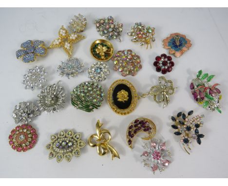 24 vintage brooches.