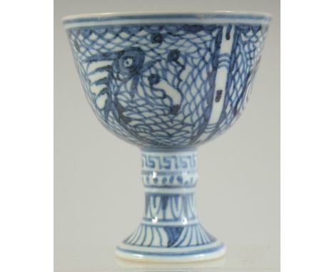 A CHINESE BLUE AND WHITE PORCELAIN STEM CUP, 9cm high.
