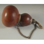 AN EARLY 20TH CENTURY CHINESE DOUBLE GOURD SNUFF BOTTLE, 10cm high.
