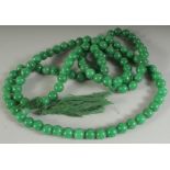 A CHINESE APPLE GREEN JADE-LIKE BEAD NECKLACE.