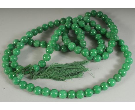 A CHINESE APPLE GREEN JADE-LIKE BEAD NECKLACE.