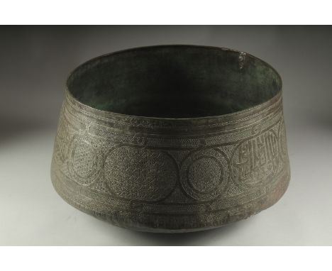 A FINE AND VERY LARGE 16TH CENTURY MAMLUK TINNED COPPER BASIN, 45cm diameter.