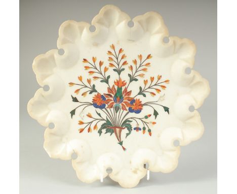 A VERY FINE 19TH-EARLY 20TH CENTURY NORTH INDIAN AGRA PIETRA DURA INLAID MARBLE DISH, with lapis, malachite, agate, jade, top