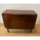 A mahogany gateleg table on tapering legs (D91cm W126cm H72cm)