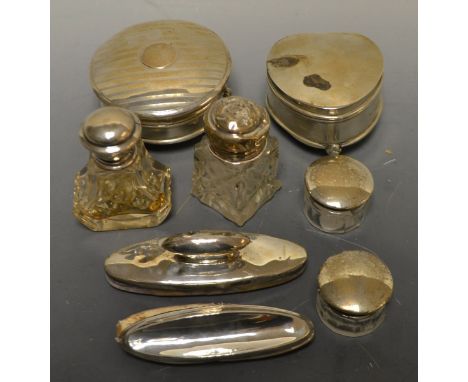 A silver loveheart shaped, trinket box, hinged cover, Chester 1923, 89g; smelling salts bottles, silver topped; nail buffers;