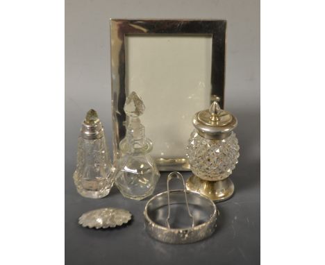 A silver rectangular photograph frame, of plain design, 17cm x 12cm, Birmingham 1911; a silver mounted clear glass pepper mil