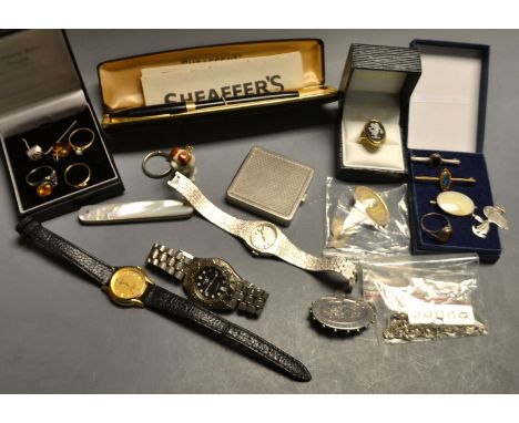 Jewellery & Watches - a Wedgwood black jasper and 9ct gold ring;  a tigers eye ring,  brooches, a rotary lady's wrist watch, 