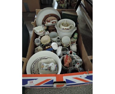 A selection of vintage ceramics including tea cups and saucers