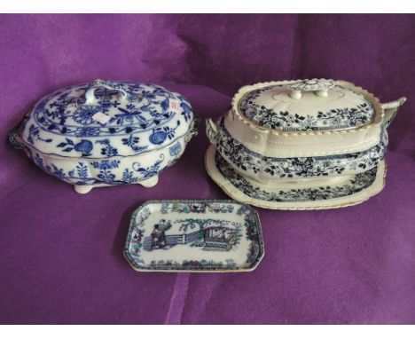 A selection of vintage ceramic lidded tureen 