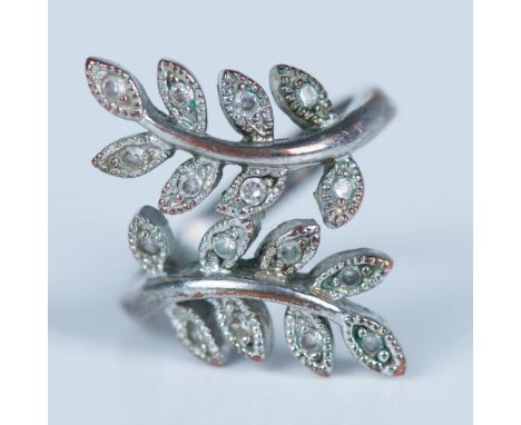 This gorgeous ring has silver metal leaves with clear rhinestones. Size 7. Condition: Age related wear.
