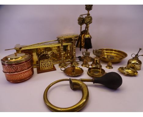 VINTAGE BRASSWARE, a mixed collection along with a brass lidded copper ice bucket