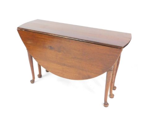 A Georgian mahogany drop leaf gate leg dining table, the oval top raised on three turned legs on pad feet to each end, 75cm H